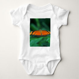 Camiseta Borboleta laranja brilhante e preta na folha