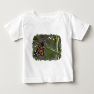 Camiseta Borboleta Monarch na Grama