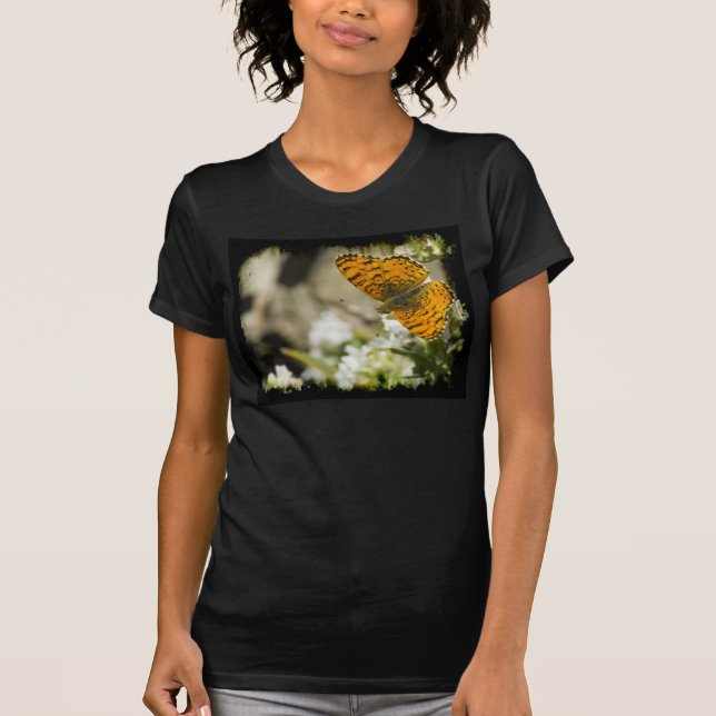 Camiseta Bordo Negro da Borboleta Laranja (Frente)