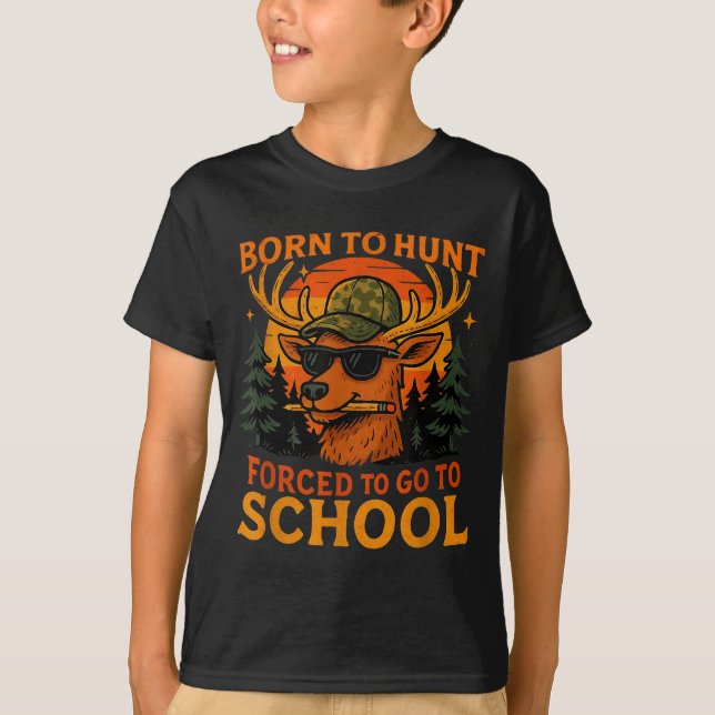 Camiseta Born Hunt Forced Go To School Kid Boy Camo Deer Hu (Frente)
