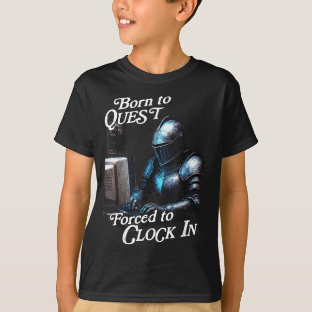 Camiseta Born To Quest Forced To Clock In Funny Office Fant (Frente)