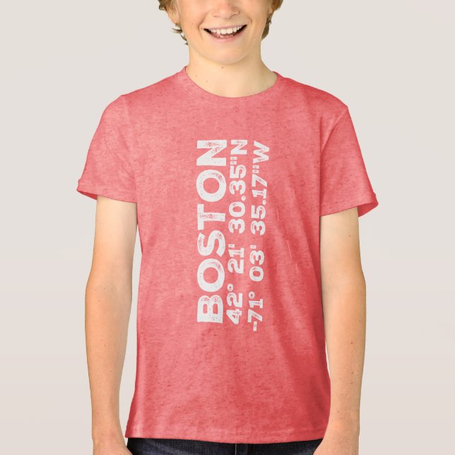 Camiseta Boston e Coordenadas em Fonte Distorcida (Frente)