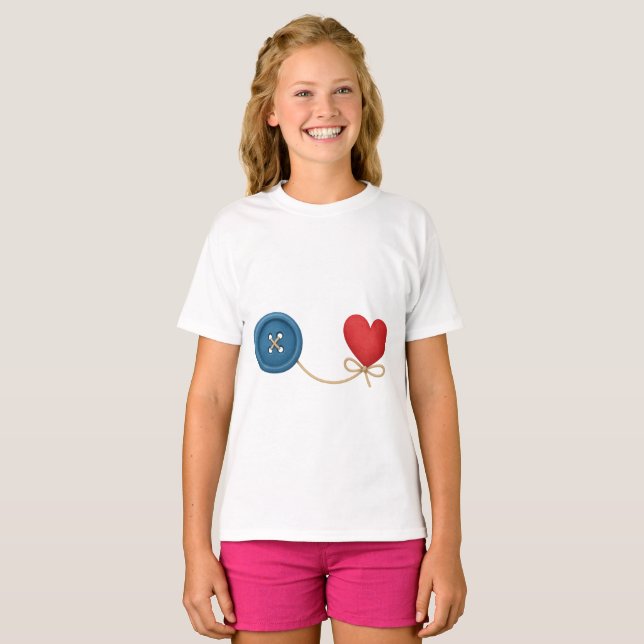 Camiseta Botão e thread de amor - Design de coração bonito (Frente Completa)