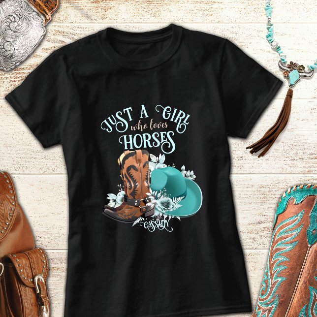 Camiseta Botas de vaqueiro de vaqueira que Menina Ama caval (Just a girl who loves horses, personalized cowgirl t-shirt, black, cowboy hat, cowboy boots.)