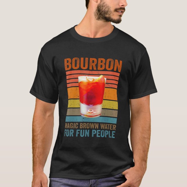 Camiseta Bourbon Definition Magic Brown Water For Fun Peopl (Frente)
