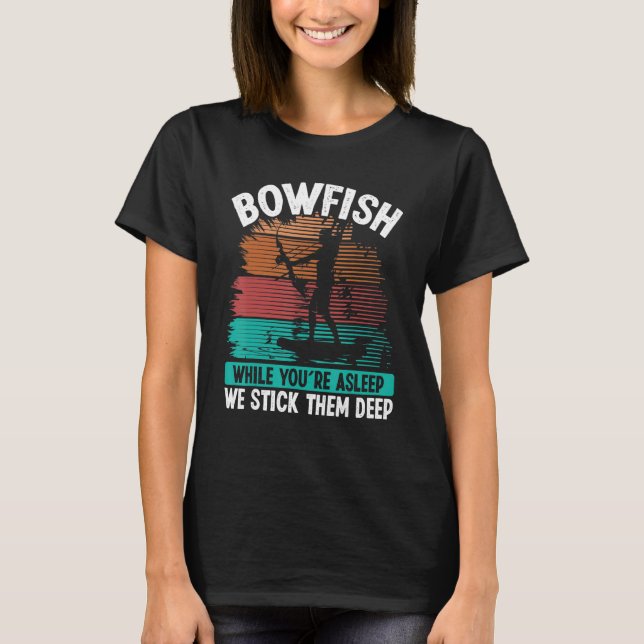 Camiseta Bowfishing While you are asleep we stick them deep (Frente)