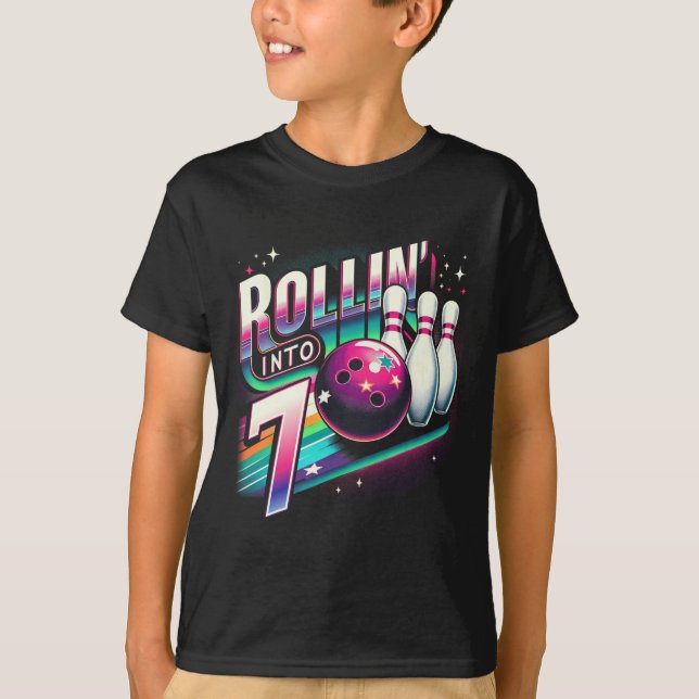 Camiseta Bowling Birthday Rollin Into 7 Party 7th Birthday  (Frente)