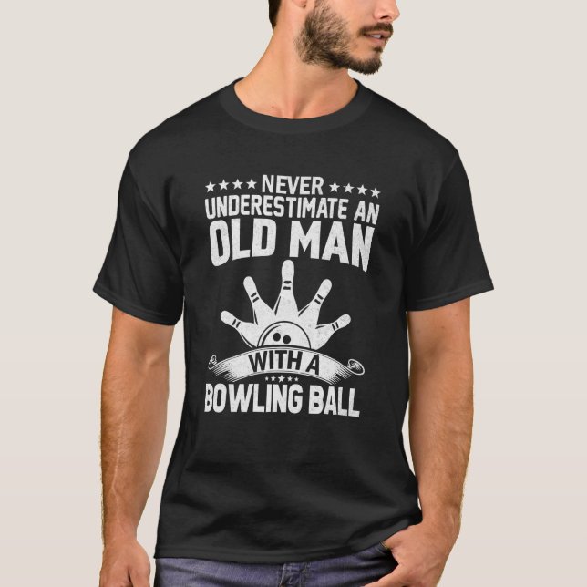 Camiseta Bowling Never Underestimate an Old Man with a Bowl (Frente)