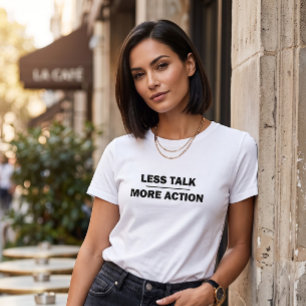 Camiseta Branca com Citação Moderna Menos Conversa