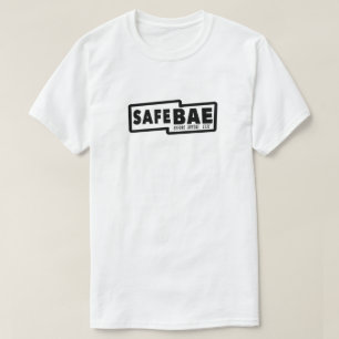 Camiseta branca com logotipo preto
