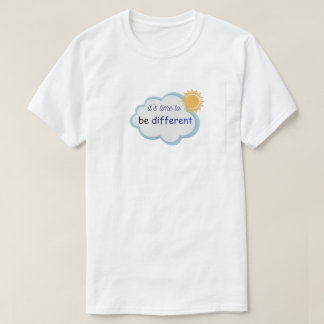 Camiseta branca com texto mencionado nela.