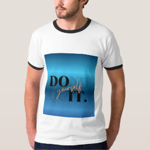 Camiseta branca e preta com texto