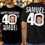 Camiseta branco de modelo de foto de nome personalizado ani<br><div class="desc">Texto aniversário de 40 anos branco feliz, frente personalizada e foto traseira, e nome na cor escura da sua camiseta preferida. Foto personalizada de 40ª edição em negrito e contrastante design de aniversário branco. Personalize esta camisa de aniversário com duas fotografias da pessoa de aniversário no meio do número 0,...</div>