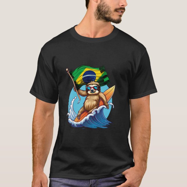 Camiseta Brasil Flag Sloth Surfing Brazilian Pride Brasilia (Frente)