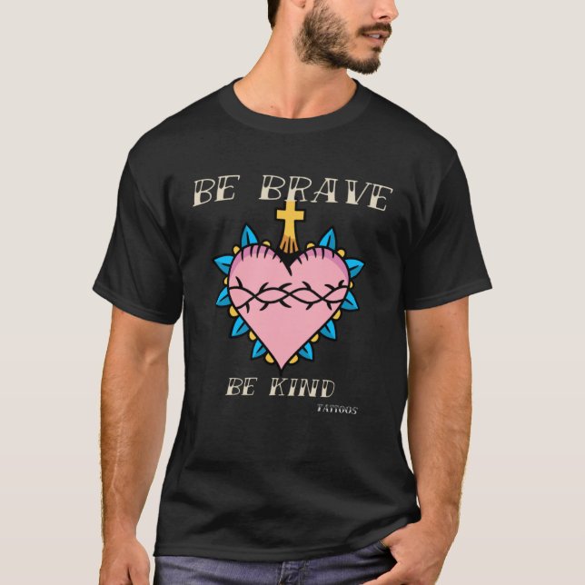 Camiseta Brave Kind Tattoos Vintage Designs (Frente)