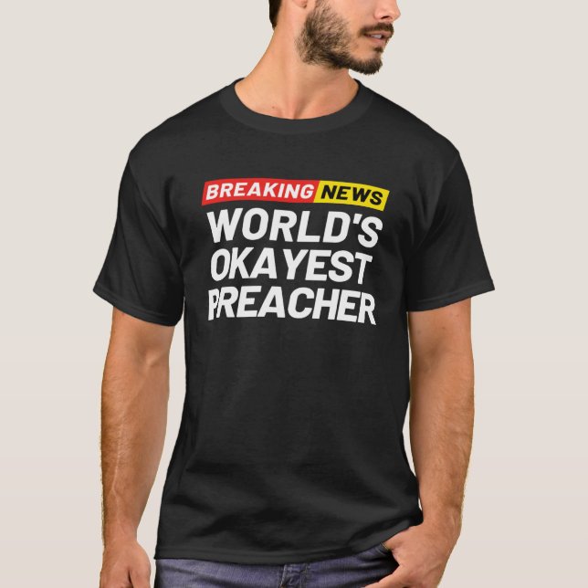 Camiseta Breaking News World s Okayest Preacher Meaning Pre (Frente)