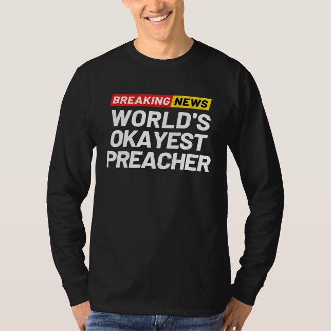 Camiseta Breaking News World s Okayest Preacher Meaning Pre (Frente)