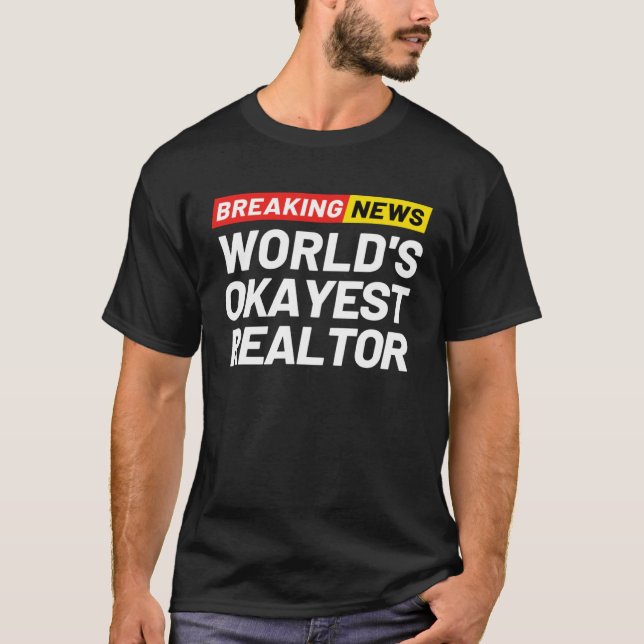 Camiseta Breaking News World s Okayest Realtor Meaning Real (Frente)