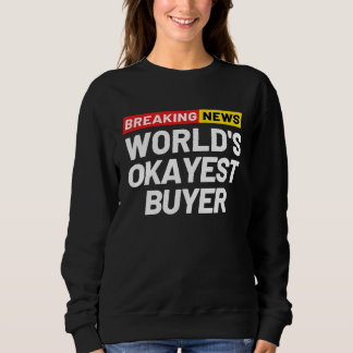 Camiseta Breaking News World's Okayest Buyer Meaning Buyer