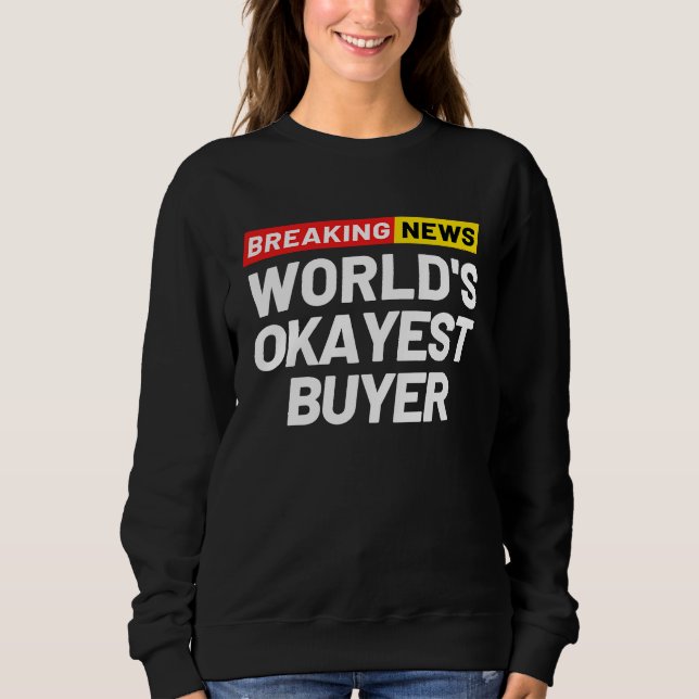 Camiseta Breaking News World's Okayest Buyer Meaning Buyer (Frente)