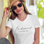 Camiseta Bridesmaid de Tinta Mínima Moderna de Caligrafia<br><div class="desc">Escrita de Tinta Mínima Moderna,  mas Elegante,  em Caligrafia,  Bridesmaid Name V-Neck T-Shirt. Preto & Branco</div>