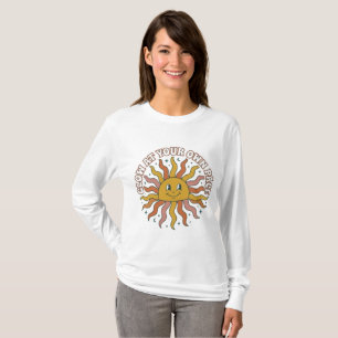 Camiseta Brilhe ao Seu Próprio Ritmo Estética Retro do Sol