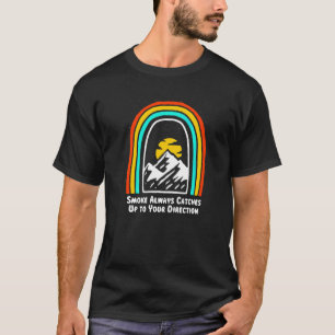 Camiseta Brincadeira de Acampamento Fumaça Sempre Pega Camp