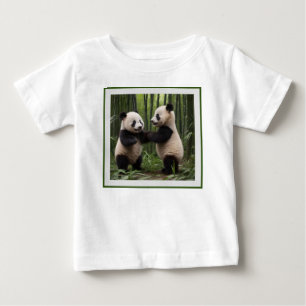 Camiseta Brincadeiras: Bebês Pandas Brincam na Floresta