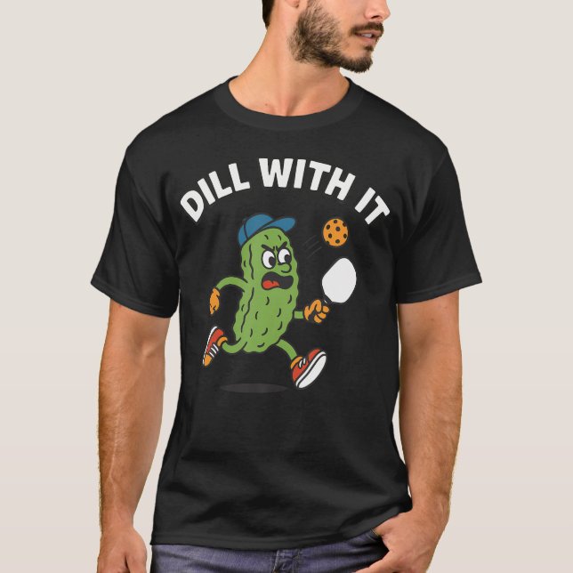 Camiseta Brinque com Isso - Picles Jogando Pickleball - Eng (Frente)