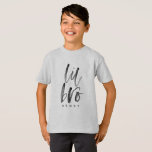 Camiseta bro do lil<br><div class="desc">T-shirt do irmão mais novo do bro de Lil. T-shirt moderno do irmão mais novo do efeito da aguarela. Grande presente para chás de fraldas. Feito sob medida para caber miúdos e adultos porque você é nunca demasiado idoso lhe mostrar o amor que é um irmão mais novo! Grande aniversário...</div>