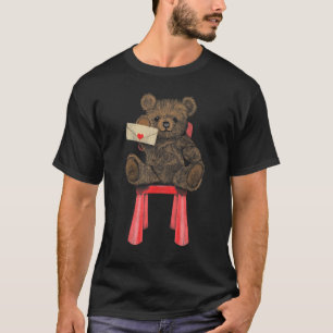 Camiseta Brown Teddy Bear Sentado na Cadeira Escrevendo Let