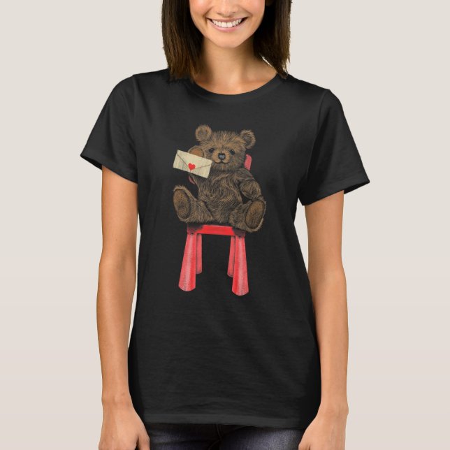 Camiseta Brown Teddy Bear Sitting on Chair Writing Letter B (Frente)