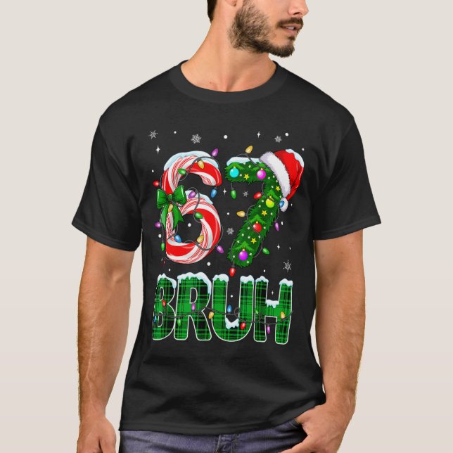 Camiseta Bruh 67 Six Seven 6 7 Meme Christmas Tree Candy Ca (Frente)