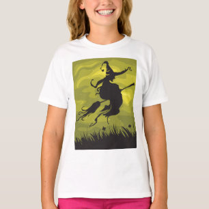 Camiseta Bruxa Assustadora de Halloween Voando em Vassoura