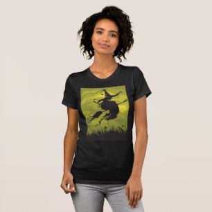 Camiseta Bruxa Assustadora de Halloween Voando em Vassoura