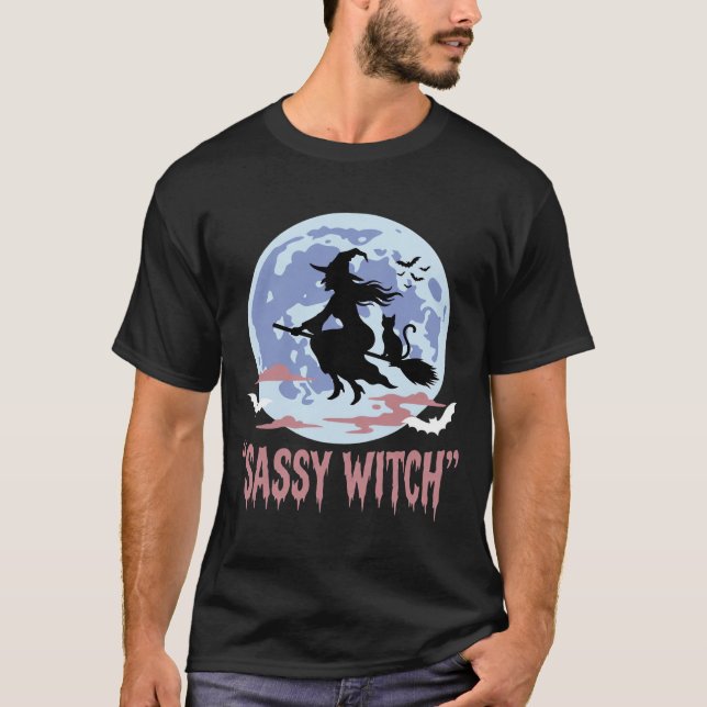 Camiseta Bruxa Atrevida de Halloween Gato de Vassoura Voado (Frente)