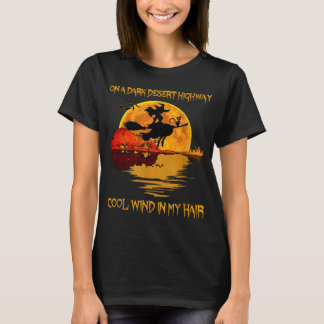 Camiseta Bruxa De Halloween Cavalgando Vassouras Num Desert