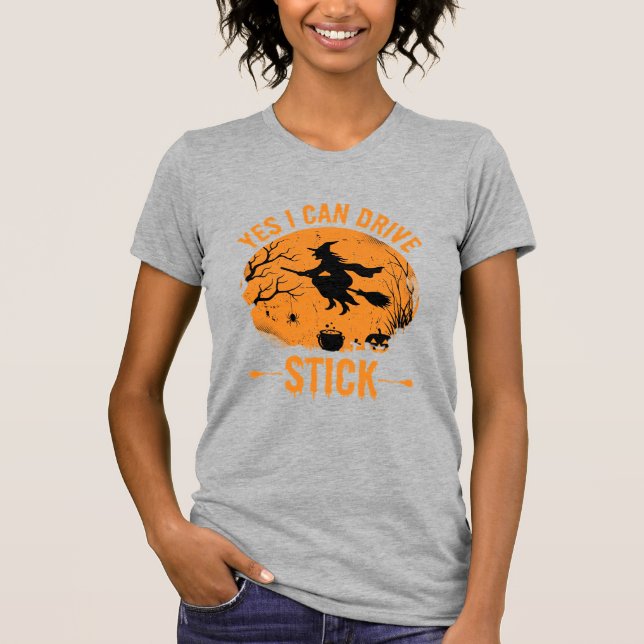 Camiseta Bruxa de Halloween Drive Stick Gráfico_1 (Frente)