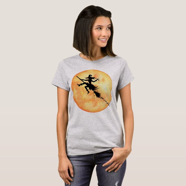 Camiseta Bruxa de Halloween na Broom (Frente Completa)