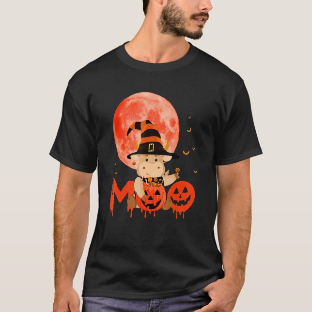 Camiseta Bruxa de Vaca Moo Segurando Doces Em Abóboras Assu (Frente)
