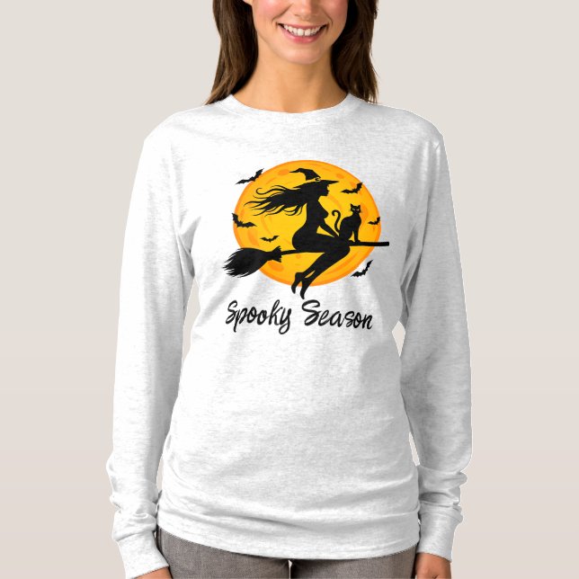 Camiseta Bruxa e Gato Preto Voando Através da Lua Cheia (Frente)