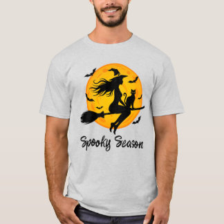 Camiseta Bruxa e Gato Preto Voando Através da Lua Cheia