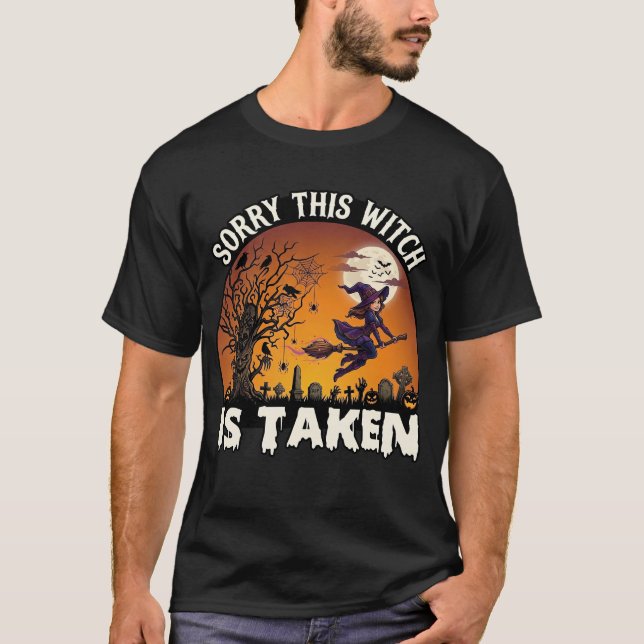 Camiseta Bruxa É Levada Penteado Árvore Cemitério Halloween (Frente)