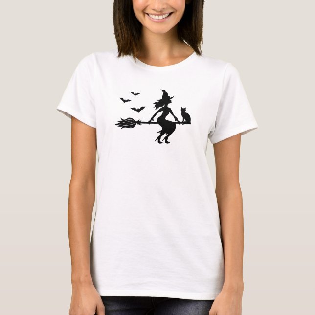 Camiseta Bruxa Em Uma Vassoura Com Gato E Morcegos Hallowee (Frente)