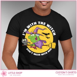 Camiseta Bruxa Engraçada Andando de Vassoira Halloween Masc