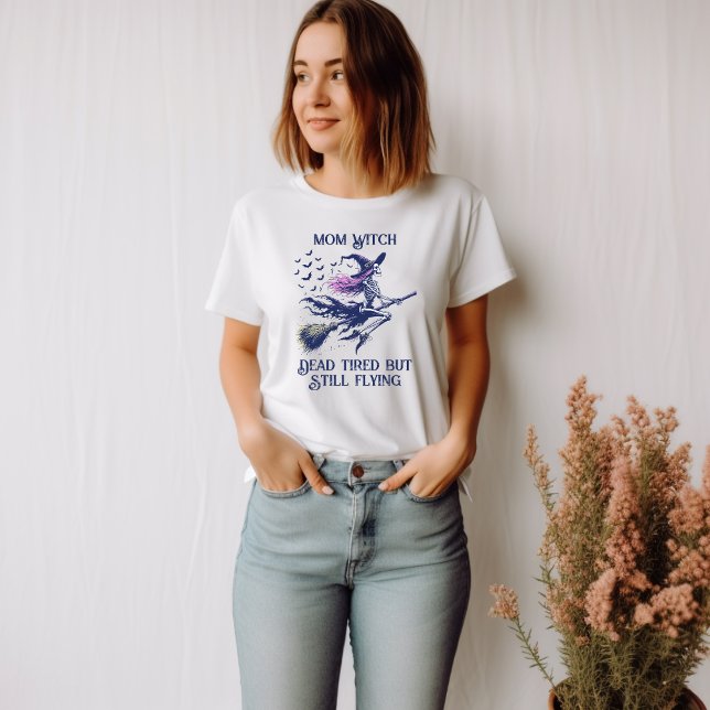Camiseta Bruxa Mãe Morta Esqueleto Cansado Voadora Vassoura (Criador carregado)