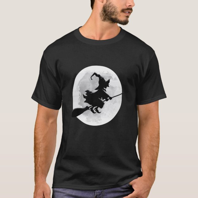 Camiseta Bruxa Na Vassoura Com Lua Cheia Design Divertido p (Frente)