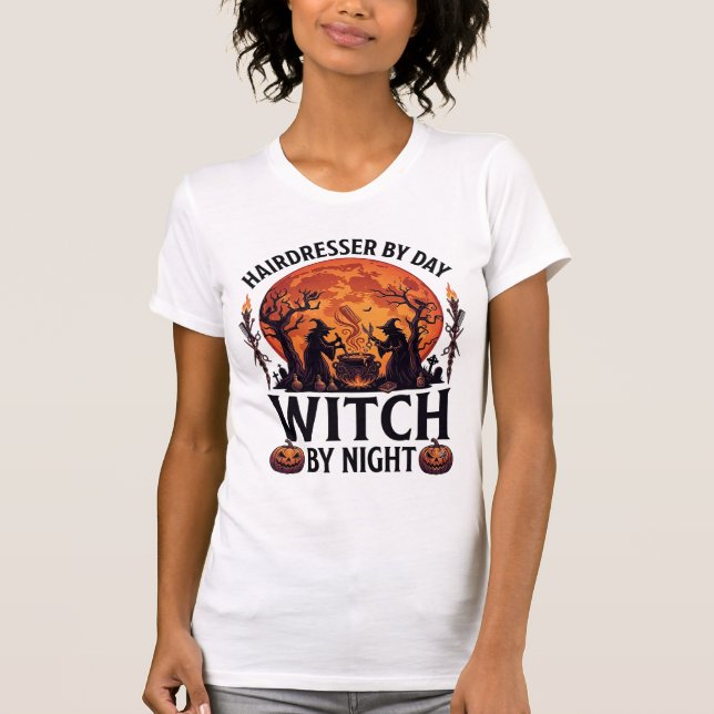 Camiseta Bruxa Noturna Dia de Cabeleireiro Halloween Pente  (Frente)