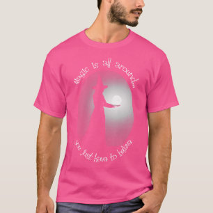 Camiseta Bruxa Segurando Lua Magia Está em Toda Parte