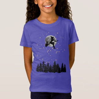 Camiseta Bruxa Voadora acima da Floresta numa Noite de Lua